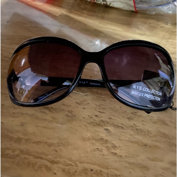 NEW Sunglasses with MAX UV protection. By NYS Collection. - Picture 7 of 7